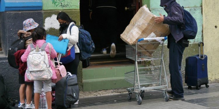 Más de una treintena de personas son desalojadas de exhotel en Viña del Mar