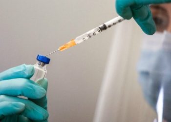 COVID-19: farmacéuticas advierten de escasez de materias primas para vacunas