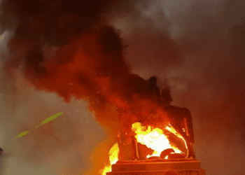 Durante nueva jornada de manifestaciones en Santiago desconocidos prendieron fuego a estatua del general Baquedano