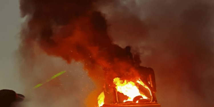 Durante nueva jornada de manifestaciones en Santiago desconocidos prendieron fuego a estatua del general Baquedano