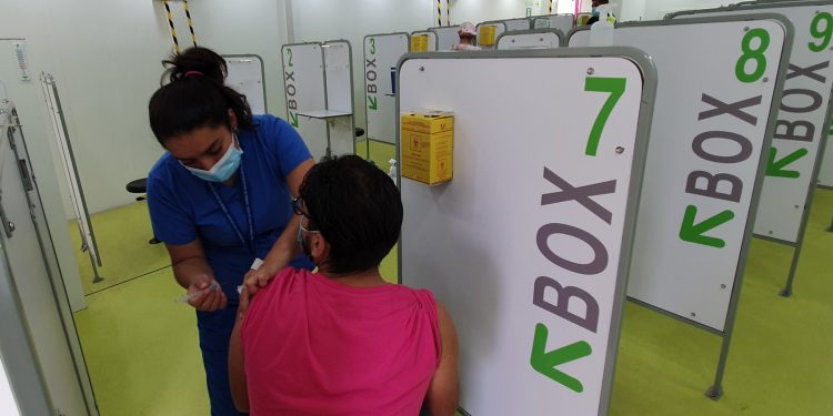 Hasta el viernes se mantendrá en Quillota vacunatorio móvil para apoyar el proceso de vacunación contra el COVID-19