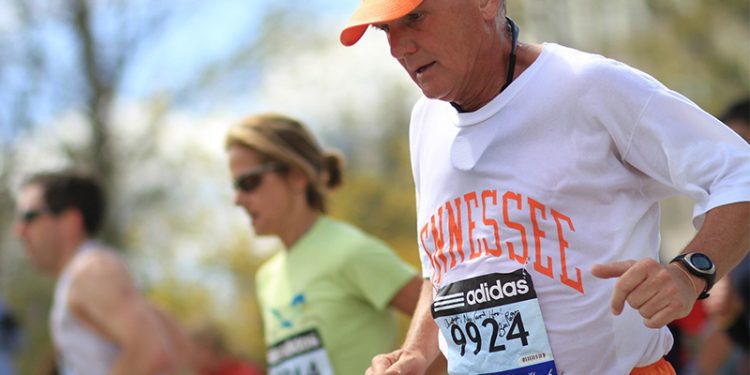 Adultos mayores y pandemia: kinesiólogo UST explica qué tipo de ejercicio físico pueden realizar en cuarentena