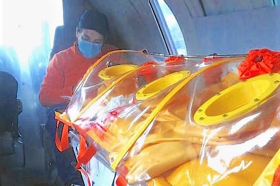 Enfermero de aeroambulancia relata la vital labor que cumplen en los traslados de pacientes con COVID-19