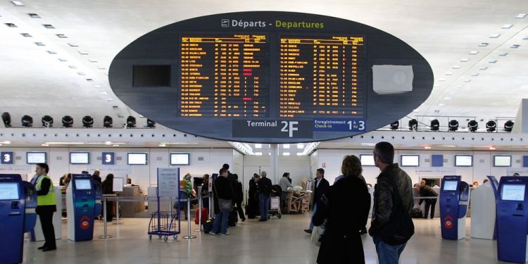 Por la pandemia Francia restringe entrada de pasajeros de Chile, Brasil y Argentina