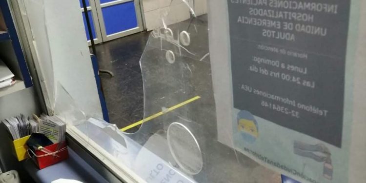 Sujetos realizan destrozos en Unidad de Emergencia Adulto del Hospital Van Buren de Valparaíso