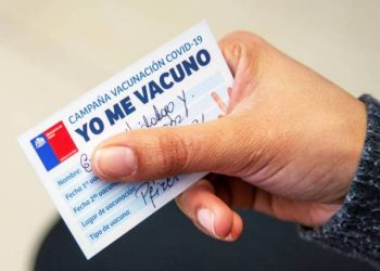 Un 82% de los chilenos piensa que los grandes recintos  públicos deberían exigir un pasaporte de vacuna según IPSOS