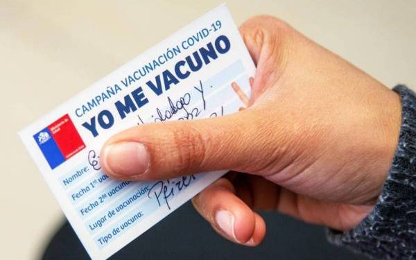 Un 82% de los chilenos piensa que los grandes recintos públicos deberían exigir un pasaporte de vacuna según IPSOS