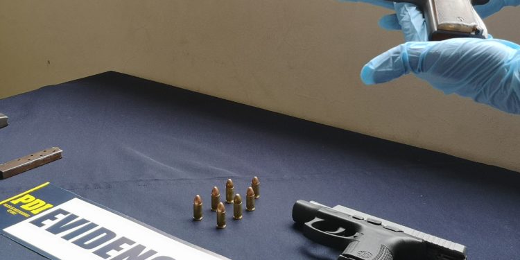 Dos sujetos son detenidos en Valparaíso por porte ilegal de arma de fuego y municiones