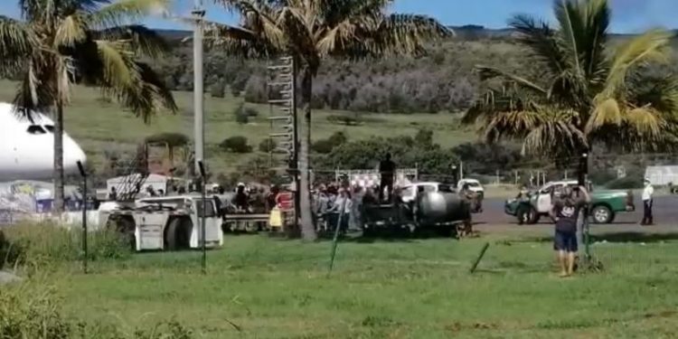 Habitantes se tomaron aeropuerto de Rapa Nui en rechazo a llegada de personas ajenas a la isla