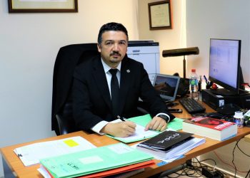 Por incumplir cuarentena junto a secretario del Senado, destituyen a fiscal de drogas y abogado asesor