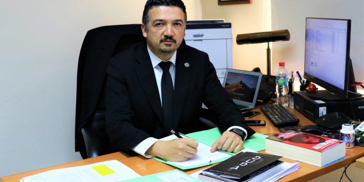 Por incumplir cuarentena junto a secretario del Senado, destituyen a fiscal de drogas y abogado asesor