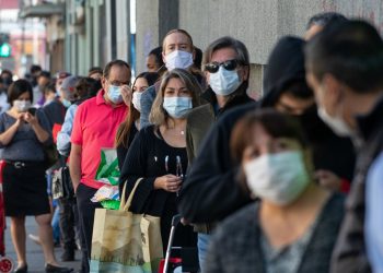 COVID-19: infectólogo de la UV insiste que cifras revelan que «debemos seguir cuidándonos, que no es adecuado fomentar la movilidad»