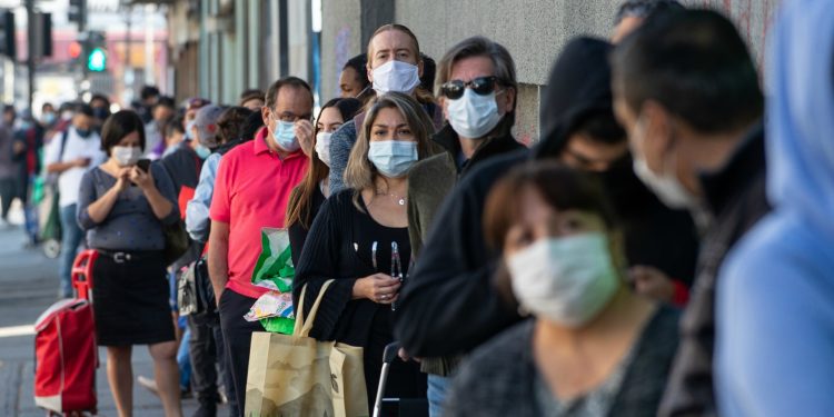 COVID-19: infectólogo de la UV insiste que cifras revelan que «debemos seguir cuidándonos, que no es adecuado fomentar la movilidad»