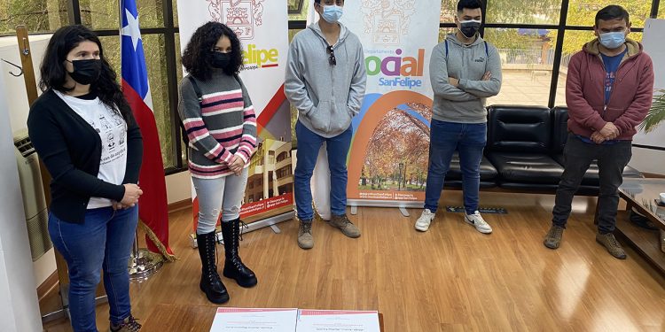 Municipalidad de San Felipe comenzó entrega de beca de aporte municipal a estudiantes de educación superior, básica-media y especial