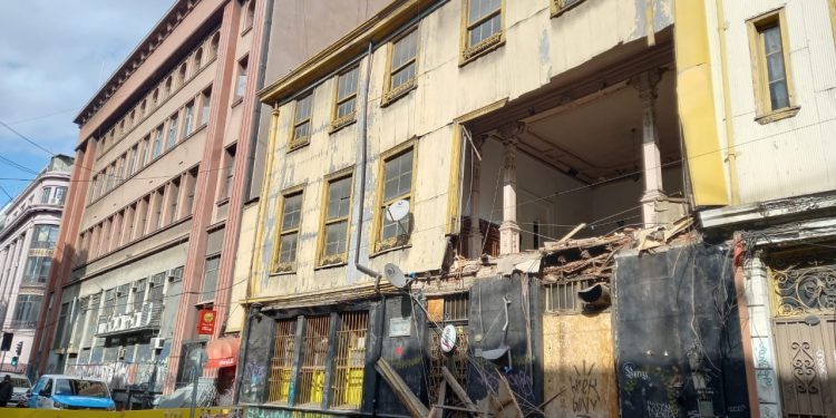 Siguen los coletazos en materia patrimonial tras colapso de inmueble que albergó al Bar Inglés de Valparaíso