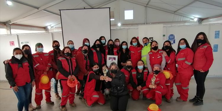 Trabajadoras que levantan sala cuna del Hospital Marga Marga son reconocidas con premio «Mujer Construye»