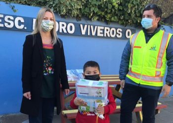 Portuarios de San Antonio donaron libros a alumnos de la Escuela Pedro Viveros Ormeño