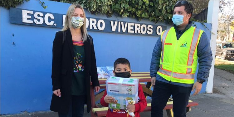 Portuarios de San Antonio donaron libros a alumnos de la Escuela Pedro Viveros Ormeño