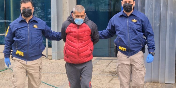 Detienen a sujeto acusado de femicidio frustrado en Laguna Verde de Valparaíso: habría rociado a su víctima con parafina para prenderle fuego