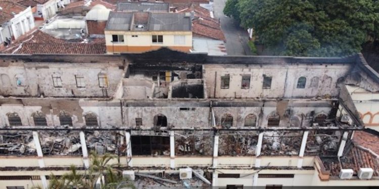 Palacio de Justicia queda hecho escombros tras noche de violencia en Colombia