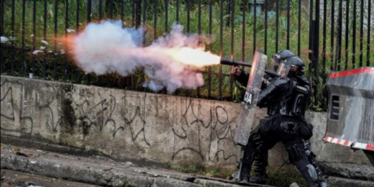 En Colombia policía es acusado de asesinar a un menor durante protestas