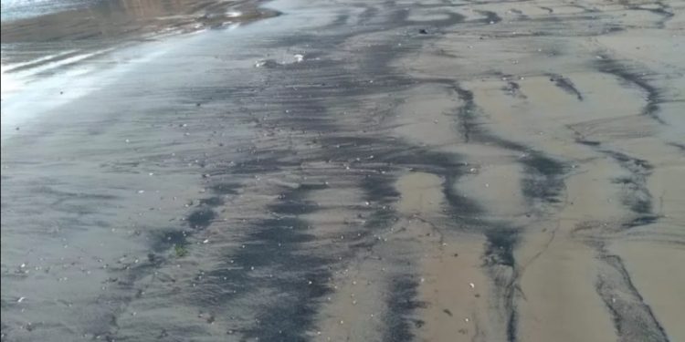 Otra vez: en Quintero y Puchuncaví se registra varamiento de carbón y malos olores