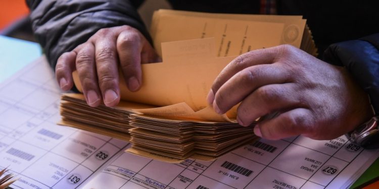 Quilpué: mujer acusó que vocal de mesa le dio instrucciones de elegir a ocho candidatos