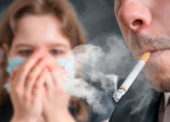 Especialista advierte sobre el riesgo que tiene el consumo de tabaco y el COVID-19