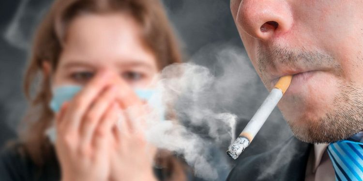Especialista advierte sobre el riesgo que tiene el consumo de tabaco y el COVID-19