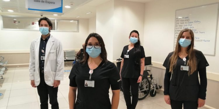 Profesionales de enlace 24/7 son incorporados a labor del Hospital Gustavo Fricke para apoyar a usuarios y familiares en la sala de espera de sus Unidades de Emergencia