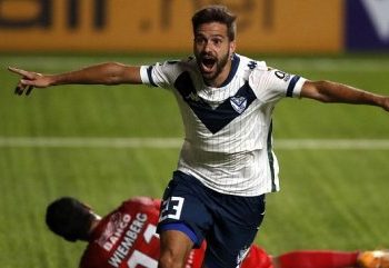 Copa Libertadores: Unión La Calera cayó ante Vélez Sarsfield con dos expulsados