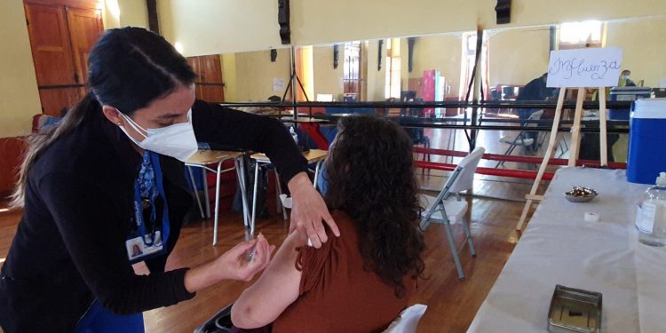 Alcalde y SaludQuillota hacen un llamado a la comunidad a vacunarse contra la influenza