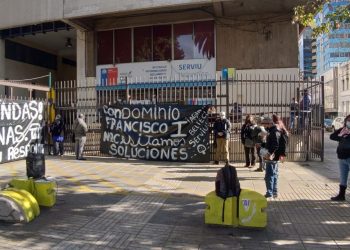 Vecinos del condominio social Francisco I de Placilla se manifestaron en Serviu de Valparaíso por mal estado de viviendas