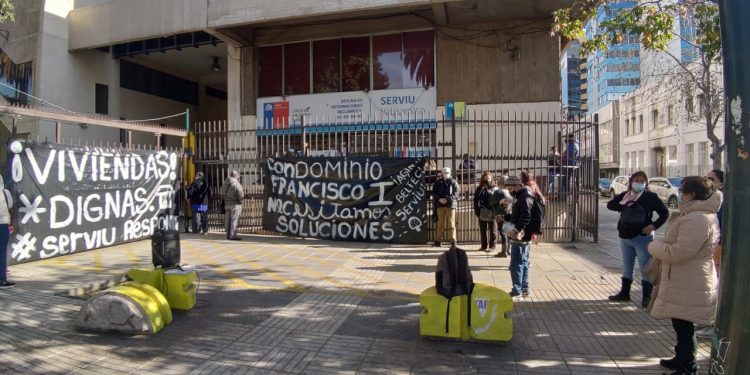 Vecinos del condominio social Francisco I de Placilla se manifestaron en Serviu de Valparaíso por mal estado de viviendas