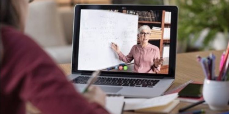 Un 77% de los docentes que realiza clases online durante la pandemia enseña los contenidos “en vivo”