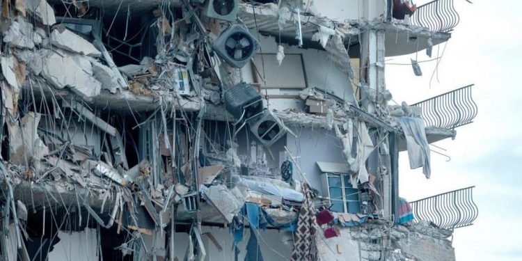 10 muertos ya suma derrumbe de edificio en Miami: 151 personas siguen desaparecidas