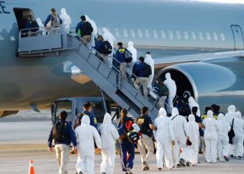 Senadores del PS enfatizan que expulsiones masivas de migrantes son violaciones a los derechos humanos y exigen su suspensión inmediata