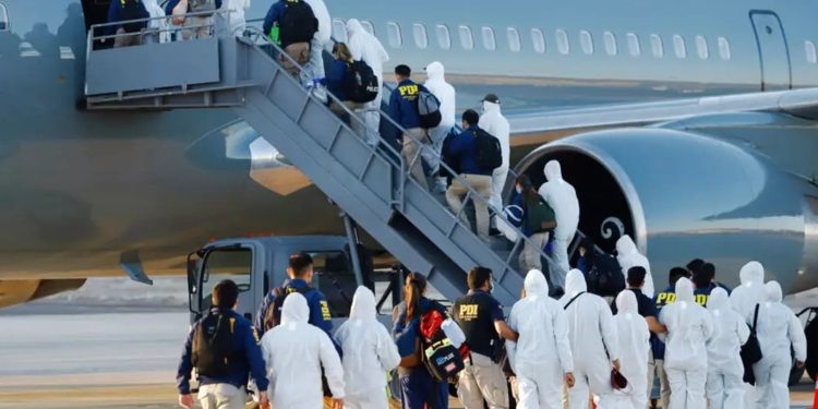 Senadores del PS enfatizan que expulsiones masivas de migrantes son violaciones a los derechos humanos y exigen su suspensión inmediata