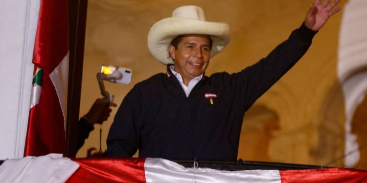 Elecciones presidenciales en Perú: Pedro Castillo alcanza el primer lugar con el 100% de las actas procesadas