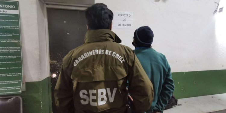 San Antonio: detienen a sujeto tras ser sorprendido vendiendo droga en caleta