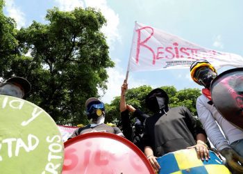 Dos manifestantes mueren tras recibir disparos en un bloqueo de rutas en Colombia