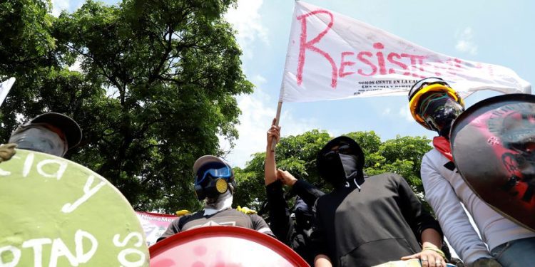 Dos manifestantes mueren tras recibir disparos en un bloqueo de rutas en Colombia