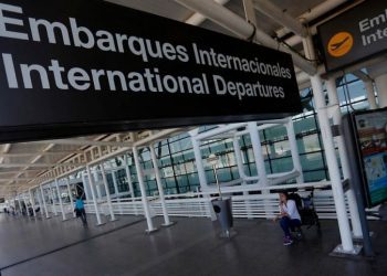 Estados Unidos emite alerta por altos niveles de contagios de COVID-19 en Chile y advierte riesgo de viajar al país