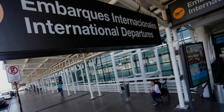 Estados Unidos emite alerta por altos niveles de contagios de COVID-19 en Chile y advierte riesgo de viajar al país