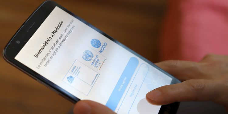 A través de inédita aplicación móvil conectarán a personas mayores con redes de apoyo