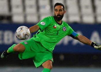 FIFA escogió a Claudio Bravo como arquero de Sudamérica para un duelo soñado con Europa