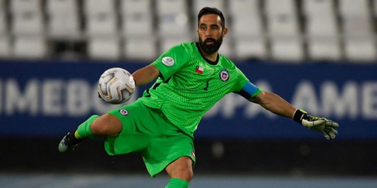 FIFA escogió a Claudio Bravo como arquero de Sudamérica para un duelo soñado con Europa
