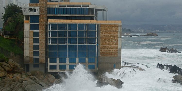 Concón: evalúan recurrir a Contraloría por informe que llama a evitar demolición de Hotel Punta Piqueros