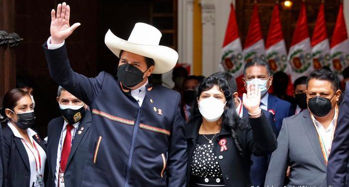 Perú: Pedro Castillo asume la presidencia del país con una nueva Constitución como su principal promesa