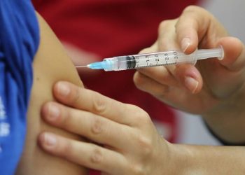 Contagios y casos activos de COVID-19 alcanzan su cifra más baja en siete meses por efecto protector de vacunas